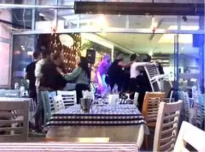 O restoranın yetkilisi konuştu: 'Bir müşterimiz sanatçıyı masasına davet etti. Israr edince tartışma yaşandı' O restoranın yetkilisi konuştu: 'Bir müşterimiz sanatçıyı masasına davet etti. Israr edince tartışma yaşandı'