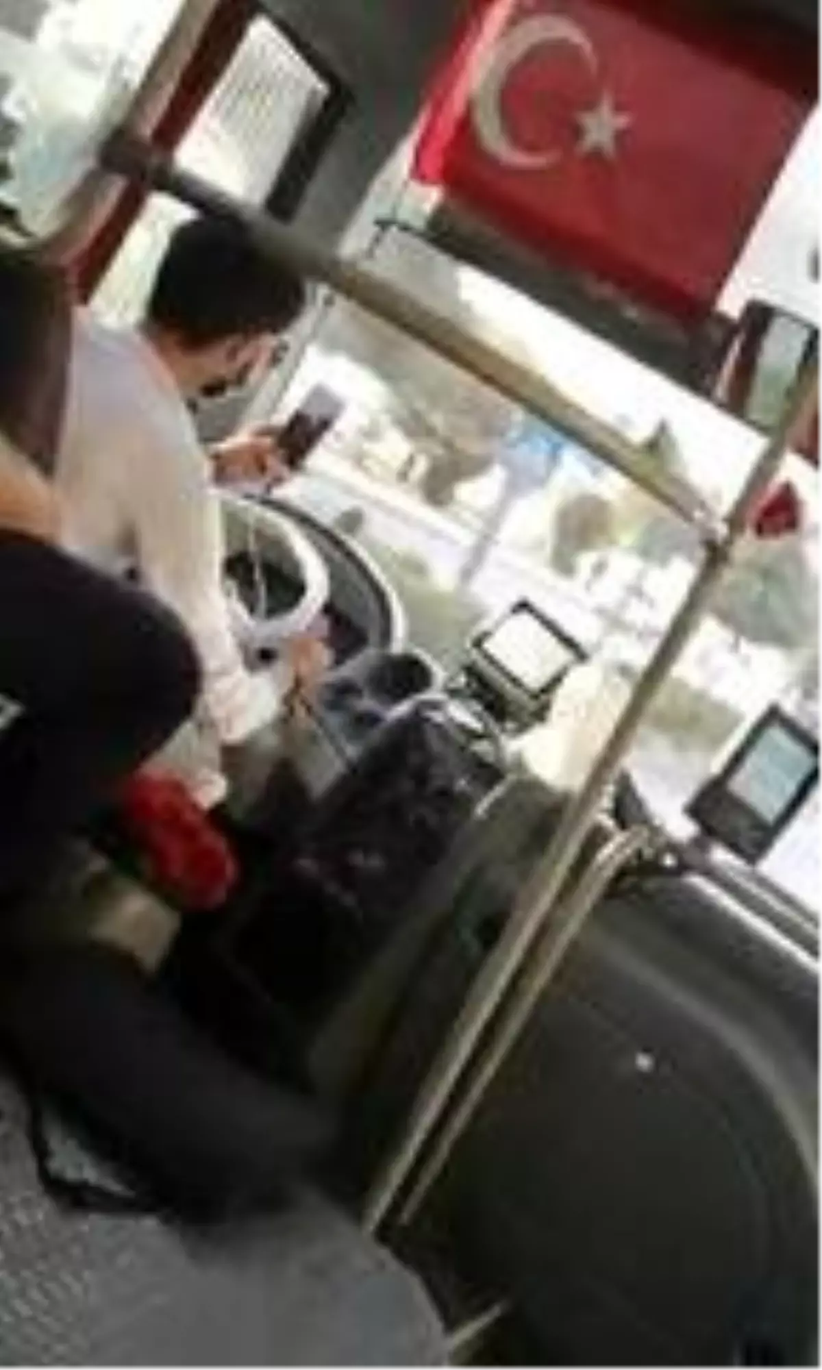 Otobüs şoförü direksiyon başında video çekti