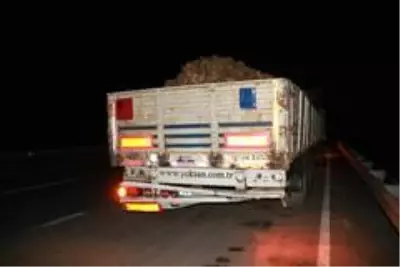 Otomobil pancar yüklü tırın altına girdi: 1 ağır yaralı Otomobil pancar yüklü tırın altına girdi: 1 ağır yaralı