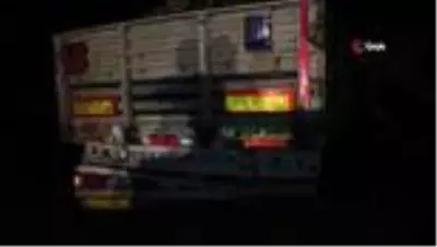 Otomobil pancar yüklü tırın altına girdi: 1 ağır yaralı Otomobil pancar yüklü tırın altına girdi: 1 ağır yaralı