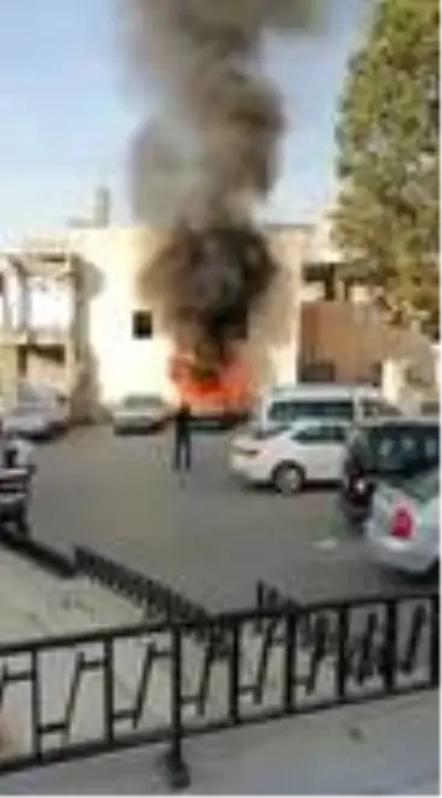 Son dakika haber: Park halindeki otomobil alev alev yandı Son dakika haber: Park halindeki otomobil alev alev yandı