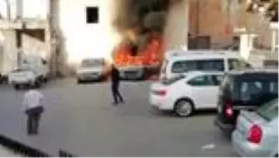 Son dakika haber: Park halindeki otomobil alev alev yandı Son dakika haber: Park halindeki otomobil alev alev yandı