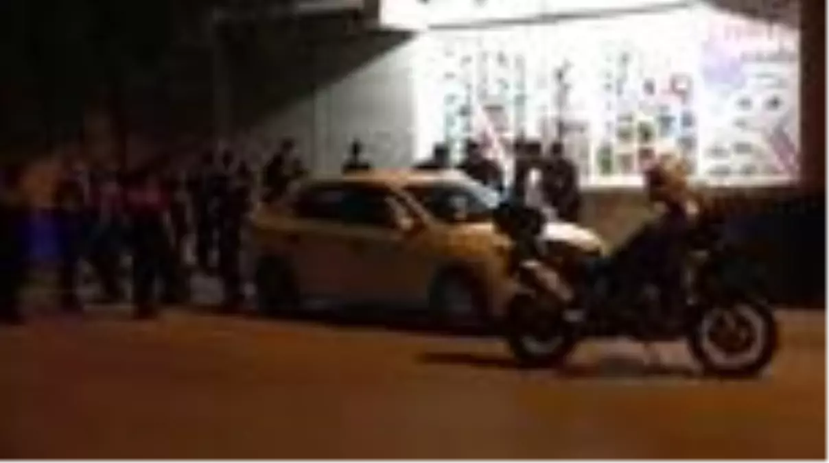 Polis kovalamacasında elindeki uyuşturucuyu yutmaya çalıştı