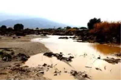 Sarıgöl'de sel zarara yol açtı