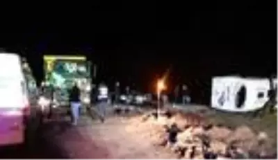Tekirdağ'da işçilerin taşındığı midibüs ile hafriyat kamyonu çarpıştı: 1 ölü, 14 yaralı Tekirdağ'da işçilerin taşındığı midibüs ile hafriyat kamyonu çarpıştı: 1 ölü, 14 yaralı
