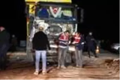 Tekirdağ'da işçilerin taşındığı midibüs ile hafriyat kamyonu çarpıştı: 1 ölü, 14 yaralı Tekirdağ'da işçilerin taşındığı midibüs ile hafriyat kamyonu çarpıştı: 1 ölü, 14 yaralı
