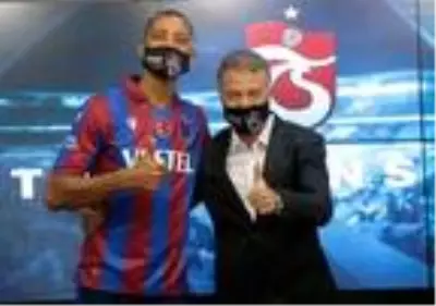 Trabzonspor, Vitor Hugo ve Djaniny için imza töreni düzenledi Trabzonspor, Vitor Hugo ve Djaniny için imza töreni düzenledi