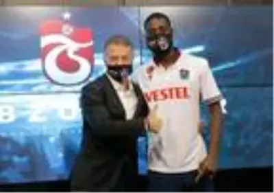 Trabzonspor, Vitor Hugo ve Djaniny için imza töreni düzenledi Trabzonspor, Vitor Hugo ve Djaniny için imza töreni düzenledi