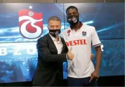 Trabzonspor, Vitor Hugo ve Djaniny için imza töreni düzenledi Trabzonspor, Vitor Hugo ve Djaniny için imza töreni düzenledi
