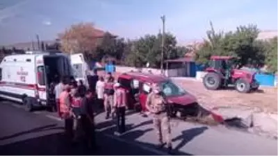 Kontrolden çıkan otomobil beton bloğa çarptı: 1'i ağır 2 yaralı Kontrolden çıkan otomobil beton bloğa çarptı: 1'i ağır 2 yaralı