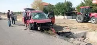 Kontrolden çıkan otomobil beton bloğa çarptı: 1'i ağır 2 yaralı Kontrolden çıkan otomobil beton bloğa çarptı: 1'i ağır 2 yaralı