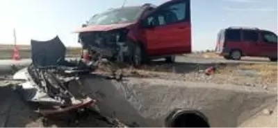 Kontrolden çıkan otomobil beton bloğa çarptı: 1'i ağır 2 yaralı Kontrolden çıkan otomobil beton bloğa çarptı: 1'i ağır 2 yaralı