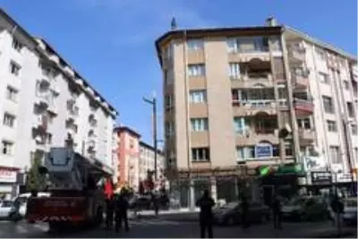 Yevmiyelerini alamayan inşaat işçisi, intihara kalkıştı Yevmiyelerini alamayan inşaat işçisi, intihara kalkıştı