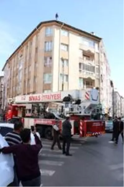 Yevmiyelerini alamayan inşaat işçisi, intihara kalkıştı Yevmiyelerini alamayan inşaat işçisi, intihara kalkıştı