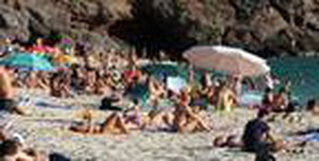 Alanya'da sahiller yaz aylarını aratmadı