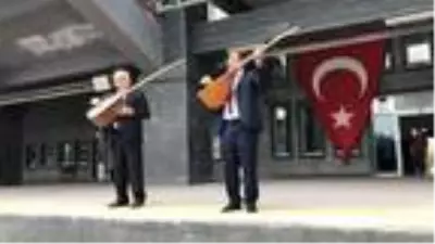 Aşıklar bu kez Doğu Ekspresi için sazın teline vurdu Aşıklar bu kez Doğu Ekspresi için sazın teline vurdu