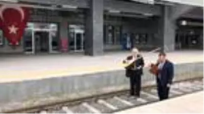 Aşıklar bu kez Doğu Ekspresi için sazın teline vurdu Aşıklar bu kez Doğu Ekspresi için sazın teline vurdu