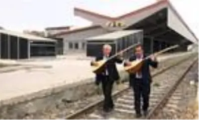 Aşıklar bu kez Doğu Ekspresi için sazın teline vurdu Aşıklar bu kez Doğu Ekspresi için sazın teline vurdu
