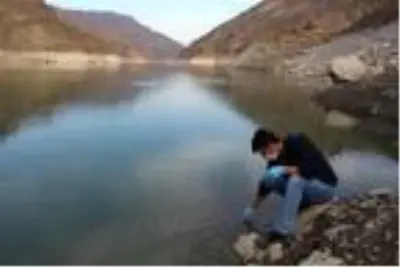 Baraj Gölünün yüzeyinde kümeleşen balıklar şaşırttı Baraj Gölünün yüzeyinde kümeleşen balıklar şaşırttı