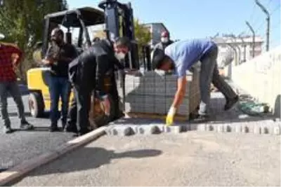 Muş Belediyesi alt yapısı tamamlanan yolları yeniliyor Muş Belediyesi alt yapısı tamamlanan yolları yeniliyor