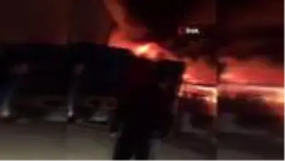 Son dakika haberi! Başkent'te çöp konteynerinde çıkan yangın 2 dükkana sıçradı Son dakika haberi! Başkent'te çöp konteynerinde çıkan yangın 2 dükkana sıçradı