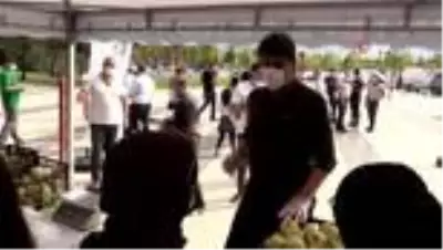 Belediye başkanı tezgahın başına geçti, 1 ton ayva 1 saatte tükendi Belediye başkanı tezgahın başına geçti, 1 ton ayva 1 saatte tükendi