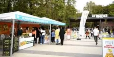 Belediye başkanı tezgahın başına geçti, 1 ton ayva 1 saatte tükendi Belediye başkanı tezgahın başına geçti, 1 ton ayva 1 saatte tükendi