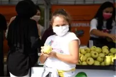 Belediye başkanı tezgahın başına geçti, 1 ton ayva 1 saatte tükendi Belediye başkanı tezgahın başına geçti, 1 ton ayva 1 saatte tükendi