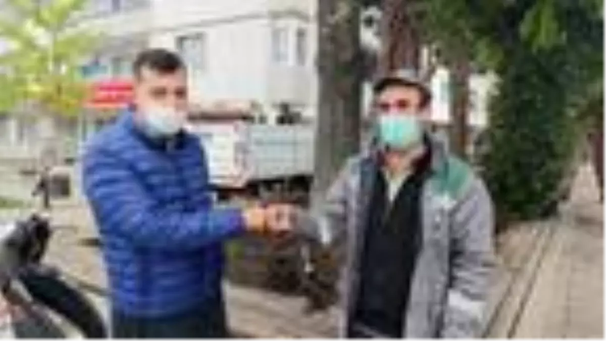 Belediye temizlik işçisi parkta bulduğu cüzdanı yetkililere teslim etti (2)