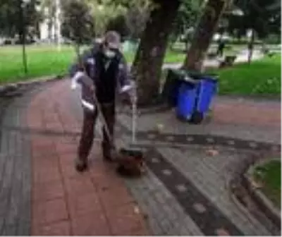 Belediye temizlik işçisi parkta bulduğu cüzdanı yetkililere teslim etti (2) Belediye temizlik işçisi parkta bulduğu cüzdanı yetkililere teslim etti (2)