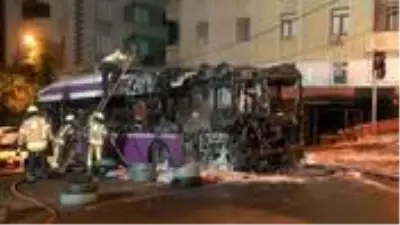 Beykoz'da bir otobüs alev alev yandı Beykoz'da bir otobüs alev alev yandı