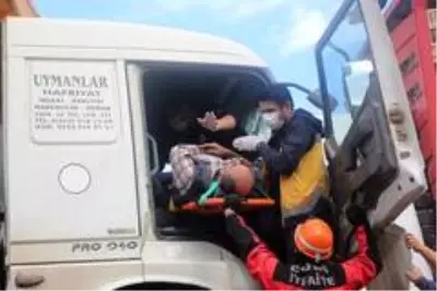 Bolu'da kamyonlar kafa kafaya çarpıştı: 2 yaralı Bolu'da kamyonlar kafa kafaya çarpıştı: 2 yaralı