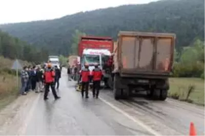 Bolu'da kamyonlar kafa kafaya çarpıştı: 2 yaralı Bolu'da kamyonlar kafa kafaya çarpıştı: 2 yaralı