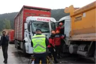 Bolu'da kamyonlar kafa kafaya çarpıştı: 2 yaralı Bolu'da kamyonlar kafa kafaya çarpıştı: 2 yaralı