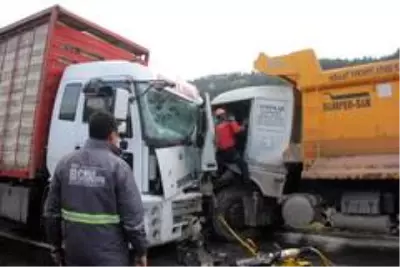 Bolu'da kamyonlar kafa kafaya çarpıştı: 2 yaralı Bolu'da kamyonlar kafa kafaya çarpıştı: 2 yaralı