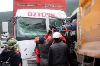 Bolu'da kamyonlar kafa kafaya çarpıştı: 2 yaralı Bolu'da kamyonlar kafa kafaya çarpıştı: 2 yaralı