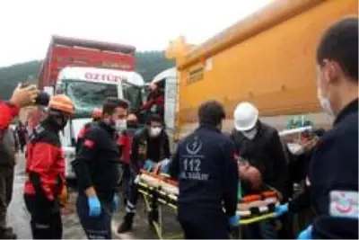 Bolu'da kamyonlar kafa kafaya çarpıştı: 2 yaralı Bolu'da kamyonlar kafa kafaya çarpıştı: 2 yaralı