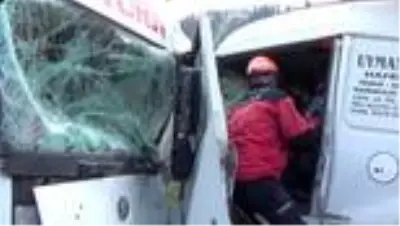 Bolu'da kamyonlar kafa kafaya çarpıştı: 2 yaralı Bolu'da kamyonlar kafa kafaya çarpıştı: 2 yaralı