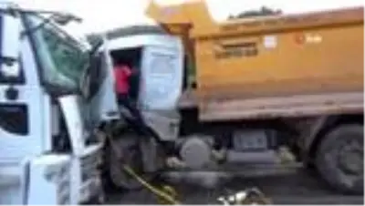 Bolu'da kamyonlar kafa kafaya çarpıştı: 2 yaralı Bolu'da kamyonlar kafa kafaya çarpıştı: 2 yaralı
