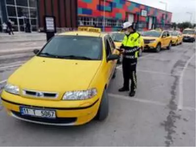 Bozüyük'te trafik polislerinden karayolunda Covid-19 denetimi Bozüyük'te trafik polislerinden karayolunda Covid-19 denetimi