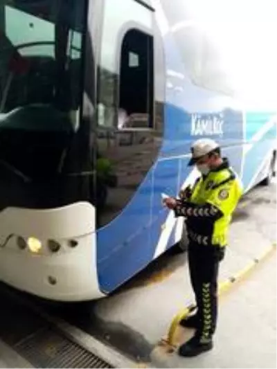 Bozüyük'te trafik polislerinden karayolunda Covid-19 denetimi Bozüyük'te trafik polislerinden karayolunda Covid-19 denetimi