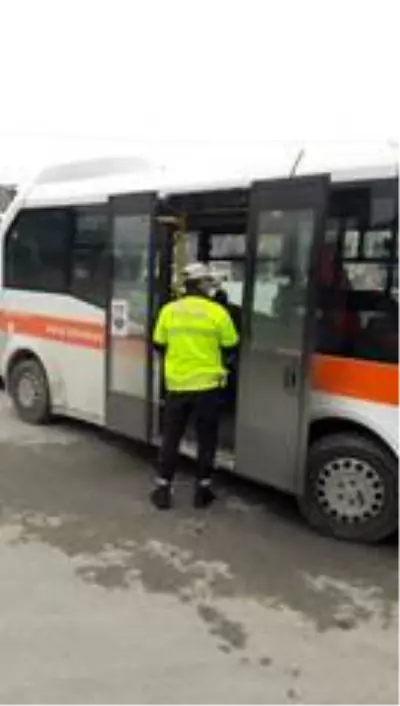 Bozüyük'te trafik polislerinden karayolunda Covid-19 denetimi Bozüyük'te trafik polislerinden karayolunda Covid-19 denetimi