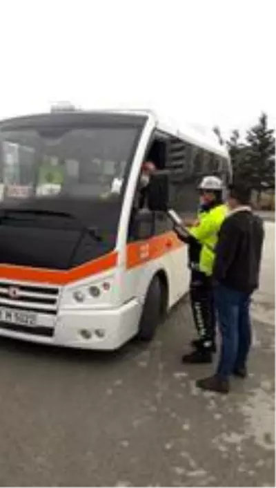 Bozüyük'te trafik polislerinden karayolunda Covid-19 denetimi Bozüyük'te trafik polislerinden karayolunda Covid-19 denetimi