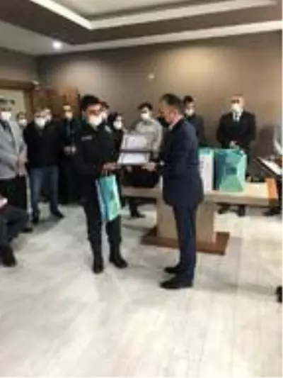 Bursa'da, DEAŞ bombacısını yakalayan polislere başarı belgesi Bursa'da, DEAŞ bombacısını yakalayan polislere başarı belgesi