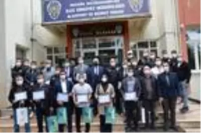 Bursa'da, DEAŞ bombacısını yakalayan polislere başarı belgesi Bursa'da, DEAŞ bombacısını yakalayan polislere başarı belgesi