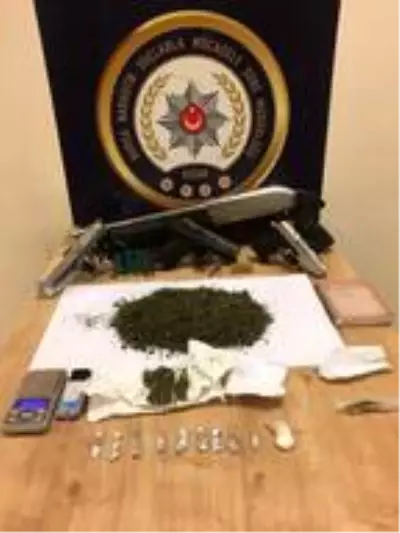 Bursa'da uyuşturucu satıcılarına yönelik 600 polisle şafak operasyonu (2) Bursa'da uyuşturucu satıcılarına yönelik 600 polisle şafak operasyonu (2)
