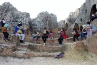 Son dakika haber: Çocuklar, tarihi alanda kazı yapıp uçurtma uçurdular Son dakika haber: Çocuklar, tarihi alanda kazı yapıp uçurtma uçurdular