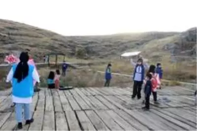 Son dakika haber: Çocuklar, tarihi alanda kazı yapıp uçurtma uçurdular Son dakika haber: Çocuklar, tarihi alanda kazı yapıp uçurtma uçurdular