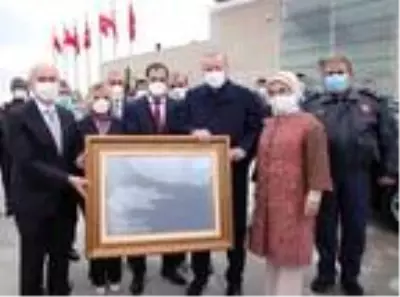 Son dakika haberi... Cumhurbaşkanı Erdoğan'a, 15 Temmuz'da çizdiği rotanın tablosu hediye edildi Son dakika haberi... Cumhurbaşkanı Erdoğan'a, 15 Temmuz'da çizdiği rotanın tablosu hediye edildi
