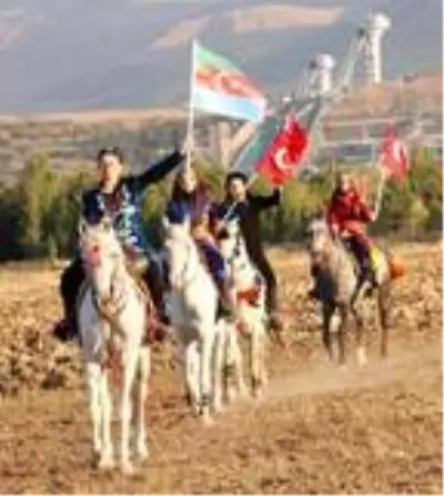 Son dakika haberi! Dadaş amazonlar, Azerbaycan için atlarını dörtnala sürüp, ok attı